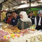 Gubernur Khofifah saat meninjau operasi pasar di Sidoarjo.