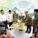 Khofifah Indar Parawansa didampingi Pj Walikota Batu Aries Paewai dan jajaran pengurus PCNU Kota Batu saat melakukan pemotongan tumpeng