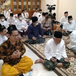 Para kiai, habaib, dan pimpinan organisasi keagamaan saat doa bersama, istighatsah dan salat malam di ndalem Ning Imah di kawasan Pondok Pesantren Amanatul Ummah Surabaya, Sabtu (12/7/2021) tadi malam. foto: mma/ BANGSAONLINE.com