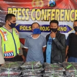 Tersangka beserta barang bukti saat diamankan polisi. foto: aan amrullah/ bangsaonline.com