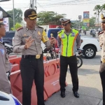 Kapolres Pasuruan AKBP Raydian didampingi Kasatlantas AKP Erika, Kanitlantas Pandaan AKP Sukianto dan Kanit Turjawali Ipda I Gede, saat meninjau lokasi pos pantau Ops Zebra.  foto: ANDY F/ BANGSAONLINE