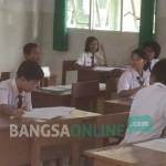 GAYENG: Suasana UN di salah satu sekolah yang masih menggunakan kertas. foto: arif kurniawan/ BANGSAONLINE