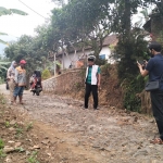 Ketua DPRD H. M. Sudiono Fauzan (pakai peci) dan anggota komisi III saat meninjau jalan rusak di Banjiran Selatan, Desa Lebakrejo, yang viral di media sosial.
