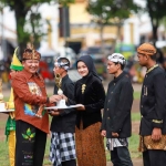 Bupati Jember, Hendy Siswanto, saat memberi penghargaan.