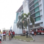 Wali Kota Risma tampak memimpin langsung pengerjaan perbaikan Stadion GBT, Senin (10/8). foto: ist.