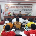 Bagian Divisi Hukum KPUD Lumajang, Rudi Hartono saat memaparkan UU nomor 7 tahun 2017 yang baru diundangkan tentang tata cara pendaftaran dan verifikasi parpol.