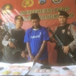 Wakapolres (kiri) dan Kasatnarkoba (kanan) ketika jumpa pres di Mapolres Bangkalan dengan tersangka Muhamin (tengah).