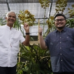 Gubenur Jawa Tengah, Ganjar Pranowo (kiri) bersama Bupati Kediri Hanindhito Himawan Pramana saat berada di Kampung Anggrek, Desa Sempu, Kecamatan Ngancar, Kabupaten Kediri. foto: ist.