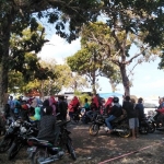 Ratusan pengunjung terlihat memadati pantai yang terlihat eksotis dengan adanya hamparan pasir dan juga bukit karang. 