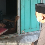 Cabup Gresik Gus Yani saat berdialog dengan Nenek Samini yang hidup sebatang kara. foto: ist.