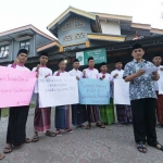 Santri Pondok Pesantren Darul Ulum (PPDU) Jombang mengutuk keras pengeboman. foto: RONY S/ BANGSAONLINE