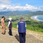 Gubernur Khofifah saat menikmati eksotisme Sentono Gentong Pacitan. 