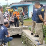 Petugas saat mengevakuasi balita yang ditemukan tewas tenggelam di Blitar.