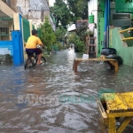 Permukiman di Kedung Tarukan yang tergenang banjir usai diguyur hujan lebat. foto: IRWAN/ BANGSAONLINE