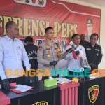 Konferensi pers Polres Tuban pengungkapan pelaku pembacok Polisi Hutan di Hutan Jati Perhutani Parengan. FOTO: Achmad Choirudin/BANGSAONLINE