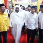 Setya Novanto didampingi Ketua Golkar Jatim Nyono Suharli Wihandoko, Ketua Golkar Gresik Ahmad Nurhamim dan KH. Nur Muhammad. foto: SYUHUD/ BANGSAONLINE