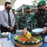 Tampak Danrem 082/CPYJ Kolonel Inf. Muhamad Dariyanto dan Dandim 0815 Mojokerto Letkol Inf. Dwi Mawan Sutanto, S.H., bersama anggotanya saat memberikan surprise kepada Kapolres Mojokerto, AKBP Dony Alexander.