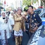 Bupati Fadeli saat menyerahkan Mobil Sehat.