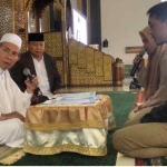 KH. Abdul Hamid Syarifuddin didampingi M. Sriyono saat membimbing bacaan syahadat Evan Mahendra dan Fransisca Selomita di Masjid Al-Akbar Surabaya, Jumat (8/9/2023). Foto: Mohammad Sulthon Neagara/bangsaonline