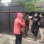 Penyidik KPK sempat mencari Sambari Halim Radianto ke rumahnya di Jalan Awikun Kelurahan Gending Kecamatan Kebomas Kabupaten Gresik. Ternyata kosong. Tampak para wartawan yang nyanggong penyidik KPK di Jalan Awikun Gresik. foto: ist.