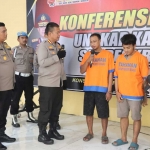 Dua pelaku jambret di Sidoarjo yang tewaskan korbannya saat ditanya oleh Kapolresta Sidoarjo Kombes. Pol. Kusumo Wahyu Bintoro, Selasa (7/11/2023).