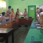 Penerimaan SK Plt. Kepala Bakesbangpol Pacitan dari Sekkab Pacitan Suko Wiyono ke Mahmud.