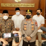 Ketua Umum PBNU KH Yahya Cholil Staquf bersama Kapolda Jatim Irjen Nico Afinta memberikan keterangan kepada wartawan usai pertemuan.