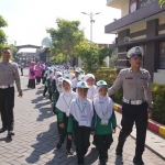 Anggota Polresta Sidoarjo saat mengajak para siswa MI Bumi Sholawat berkeliling mako.