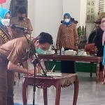 Bupati Madiun, Ahmad Dawami, saat menandatangani SK Bunda Paud kecamatan se-Kabupaten Madiun dan pengukuhan kelompok kerja Bunda Paud Kabupaten Madiun.