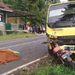 Bangkai motor dan truk yang tabrakan. 