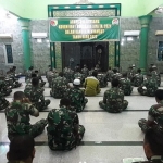 Suasana doa bersama di Masjid Al-Wathon Makorem 084/BJ, Jalan Ahmad Yani No. 1, Surabaya, Jumat (31/12).