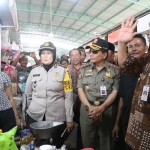 Bupati Sambari didampingi Sekda Djoko Sulistiohadi saat melihat stan di Pasar Baru Gresik. foto: SYUHUD A/BANGSAONLINE

