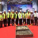 Bupati Sambari foto bersama jajaran PT. Raya Bumi Nusantara usai pengecoran tiang topping off. foto: SYUHUD/ BANGSAONLINE