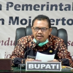 Bupati Pungkasiadi ketika memimpin rapat staf. 