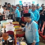 Bupati Situbondo, Karna Suswandi saat melihat produk kopi di Festival Kopi dan Tembakau 2024