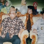 Mbah Tarom saat menjabat Bupati Madiun bersama Almarhum Abdurrahman Wahid (Gus Dur).?
