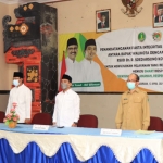 Wali Kota Pasuruan Saifullah Yusuf (Gus Ipul) melakukan penandatanganan pakta integritas dan komitmen bersama dokter dan seluruh pegawai RSUD dr. R. Soedarsono Kota Pasuruan, di aula lantai 2 RSUD setempat, Selasa (13/4/2021). (foto: ARDIANZAH/ BANGSAONLINE)