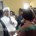 Pembacaan kalimat syahadat yang dipimpin oleh KH Abdul Wahid Ghozali dari Majelis Ulama Indonesia (MUI) Kabupaten Malang. foto: tuhu priyono/ BANGSAONLINE