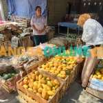 Ika, salah satu pedagang di Pasar Grosir Buah Banyakan saat melayani konsumen. Foto: MUJI HARJITA/BANGSAONLINE