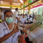 Agus Sugianto Zain, Kepala Diskominfo Kabupaten Bangkalan saat divaksin Pfizer di Pendopo Pratanu, Rabu (9/2). foto: SUBAIDAH/ BANGSAONLINE