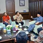 Field Manager Pertamina, mendapat pengarahan dari bupati Fadeli dan pihak pertamina menerangkan soal pengeboran. (Haris/BangsaOnline)