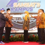 Launching inovasi samsat kampus ditandai dengan penekanan layar virtual oleh Gubernur Khofifah didampingi oleh Pj Sekdaprov Wahid Wahyudi, Rektor Unair Mohammad Nasih, Rektor Unesa, Kepala Bapenda Jatim Abimanyu Poncoatmojo, serta perwakilan dari Jasa Raharja dan Dirlantas Polda Jatim.