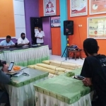 Penyerahan APK oleh KPU ke perwakilan paslon masing-masing. foto: TRIWIYOGA/ BANGSAONLINE