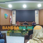 Plt Kepala Dinkes Jombang, Syaiful Anwar (tengah) saat konferensi pers. Foto: AAN AMRULLOH/BANGSAONLINE