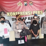 Kapolres Ngawi AKBP I Wayan Winaya saat konferensi pers, Senin (17/1/22).