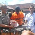 Pasutri saat di kantor Polres Ngawi bersama barang bukti berupa baterai dan sejumlah uang.