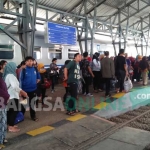 Penumpang kereta api di stasiun Blitar. foto: AKINA NUR AL ANA/ BANGSAONLINE