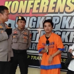 Kapolresta Sidoarjo, Kombes Pol Kusumo Wahyu Bintoro, saat menginterogasi pengangguran yang hendak memperkosa tetangganya.