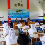 Suasana ketika kampanye safety riding di SMKN 1 Ngasem yang digelar PEPC dan Satlantas Polres Bojonegoro.