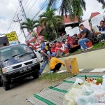 Massa menggelar kenduri dan tumpengan untuk mendoakan agar era kepemimpinan Kapolres AKBP Ahmad Fanani Eko Prasetya segera berakhir.